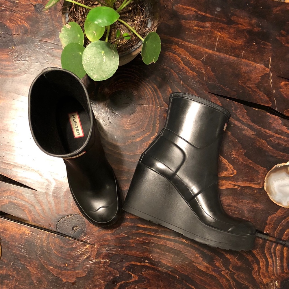 Classic hunter black wedges